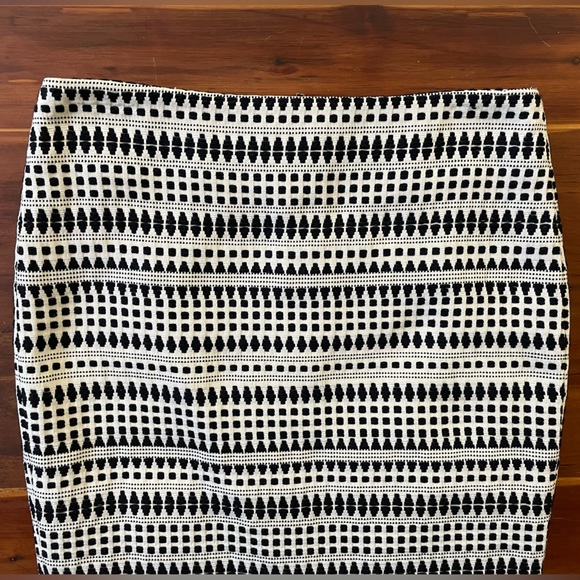 *NWT* LOFT Jacquard Pencil Skirt, Black & White Geometric Print - Picture 7 of 16